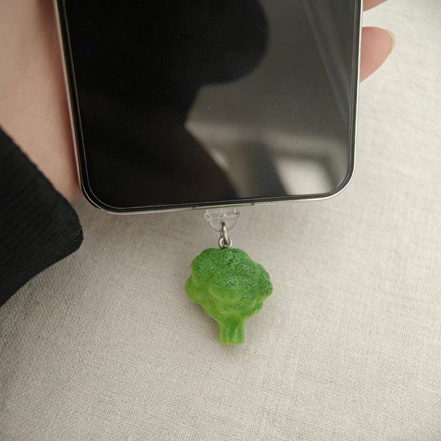 Grüner Brokkoli Staubstopfen im Pflanzen-Design als praktisches Handy-Zubehör - Bild 1