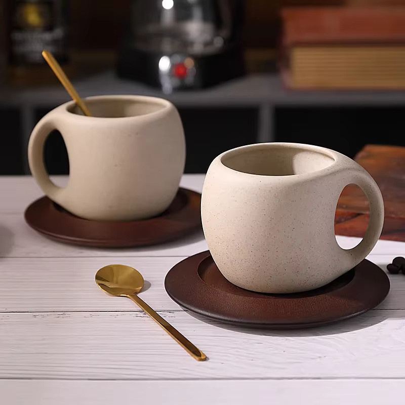Keramik-Kaffeetasse mit Untertasse und Holzuntersetzer, Retro-Design Floral in Beige, Set bestehend aus Tasse, Untertasse, Löffel und Holzuntersetzer - Bild 2