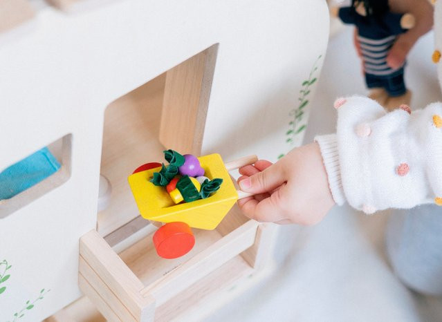 Plantoys Puppenhaus Öko möbliert, ab 3 Jahre - Bild 1