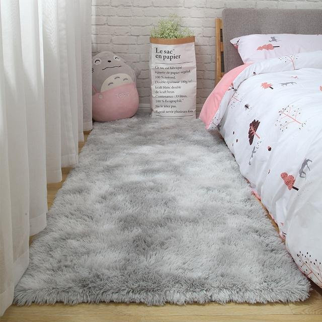 Flauschiger Teppich von Yiran Furniture in Grau, weicher Kunstfell-Teppich im Nordic-Stil für Wohnzimmer und Schlafzimmer, B/T: 100 x 200 cm - Bild 1