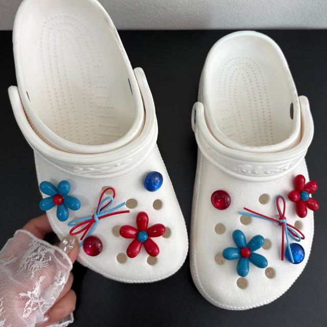 Mesuca Schuh-Charms-Set, Rot-Blaue Blumen-Schleifen-Perlen, Unisex - Bild 1