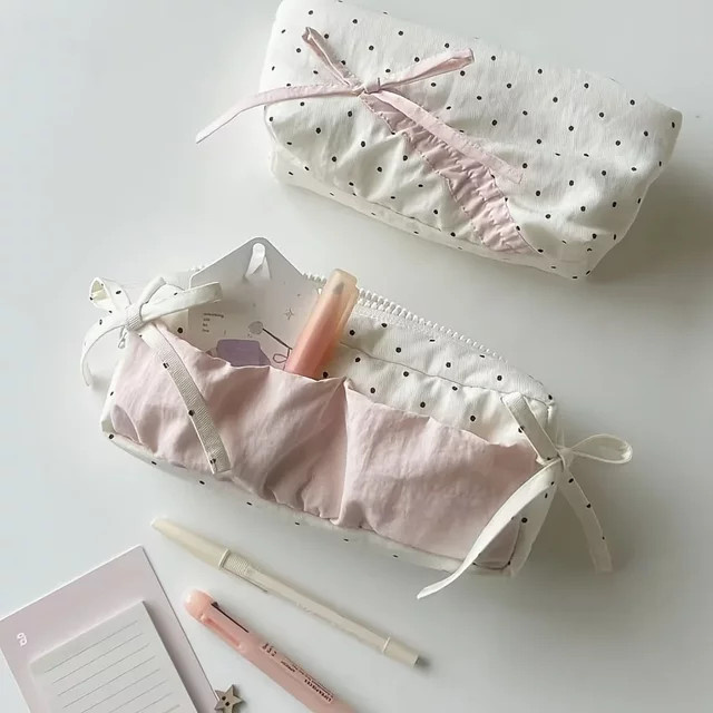 Niedliches Federmäppchen mit Polka Dots und Erdbeermuster in Weiß und Rosa mit Reißverschluss und Herz-Schleifendesign - Bild 1