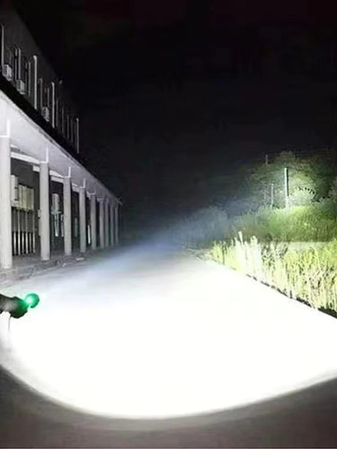 Taktische LED-Taschenlampe aus Aluminiumlegierung in Schwarz, USB-aufladbar und wasserdicht für Outdoor und Camping - Bild 7