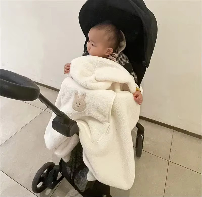 LuckyHui Baby Decke aus Flanell und Korallen-Fleece mit Bären-Design in Weiß, warme Winterdecke für Kinderwagen und Säuglinge - Bild 3