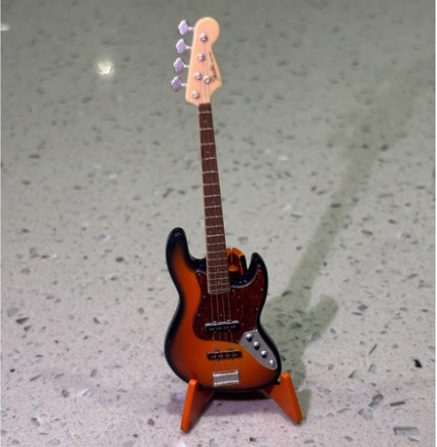 BANDAI Fender E-Gitarre, Actionfigur, ab 14 Jahren - Bild 1