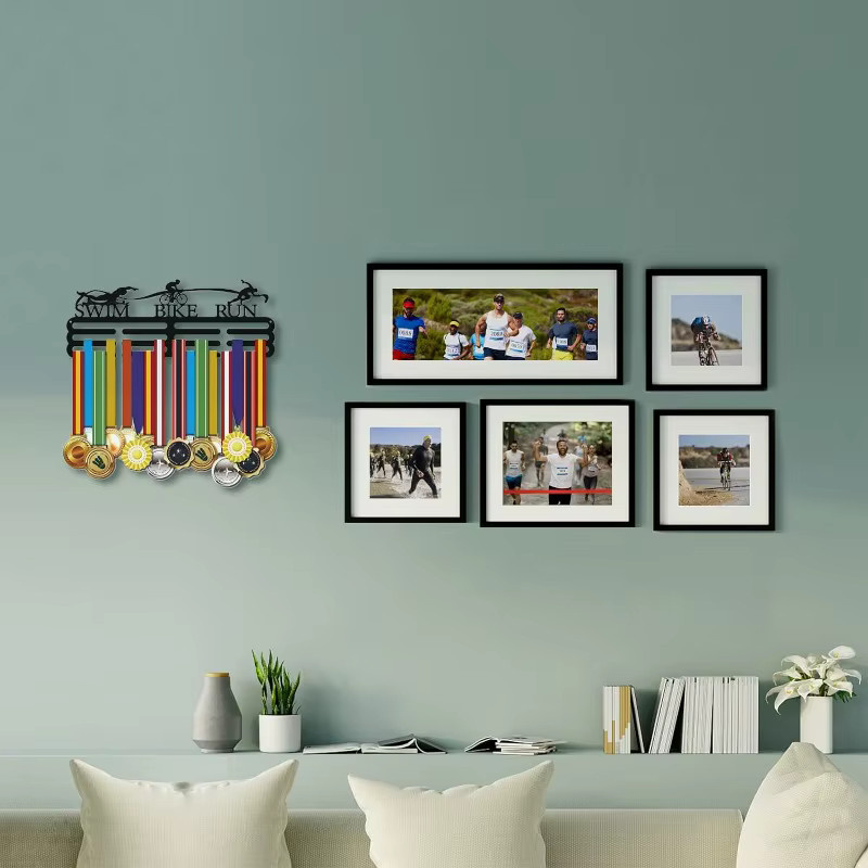 Triathlon Medaillenaufhänger aus Metall in Schwarz als Sportmedaillen Displayrahmen für die Wandmontage - Bild 5