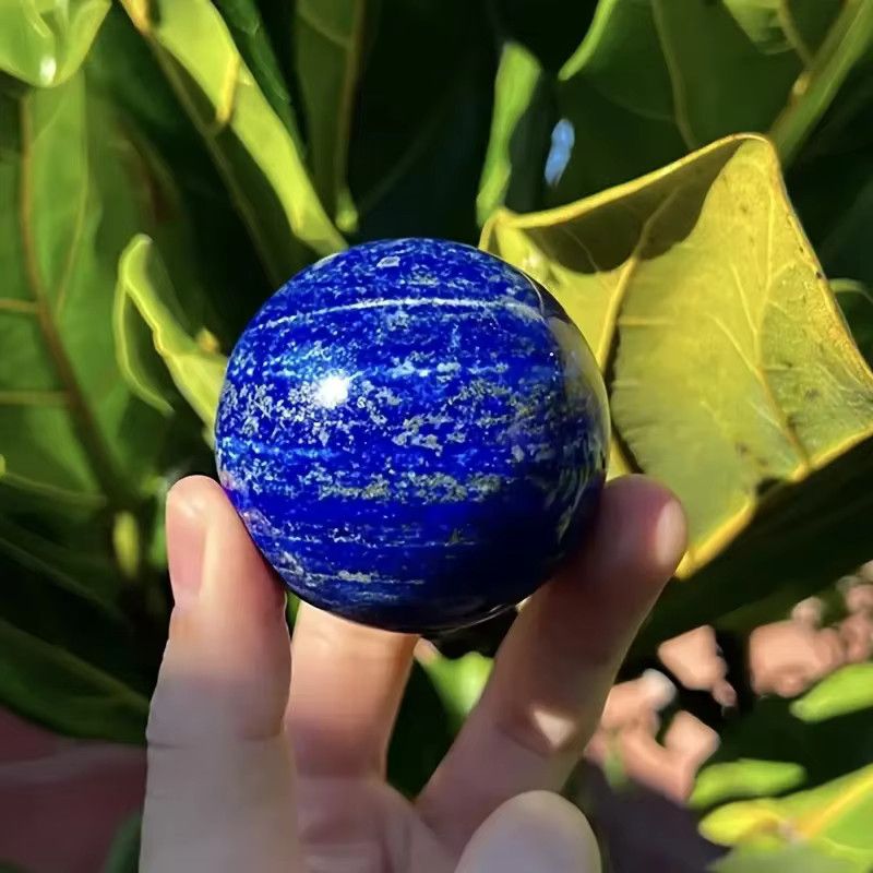Handgefertigte Lapislazuli Kristallkugel von CrystalHola in Blau als Naturstein-Massagegerät und Dekorationsobjekt - Bild 2