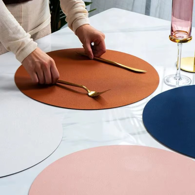 Inyahome Set aus runden Tischsets und Untersetzern aus PU Kunstleder in Braun und Schwarz - Bild 1