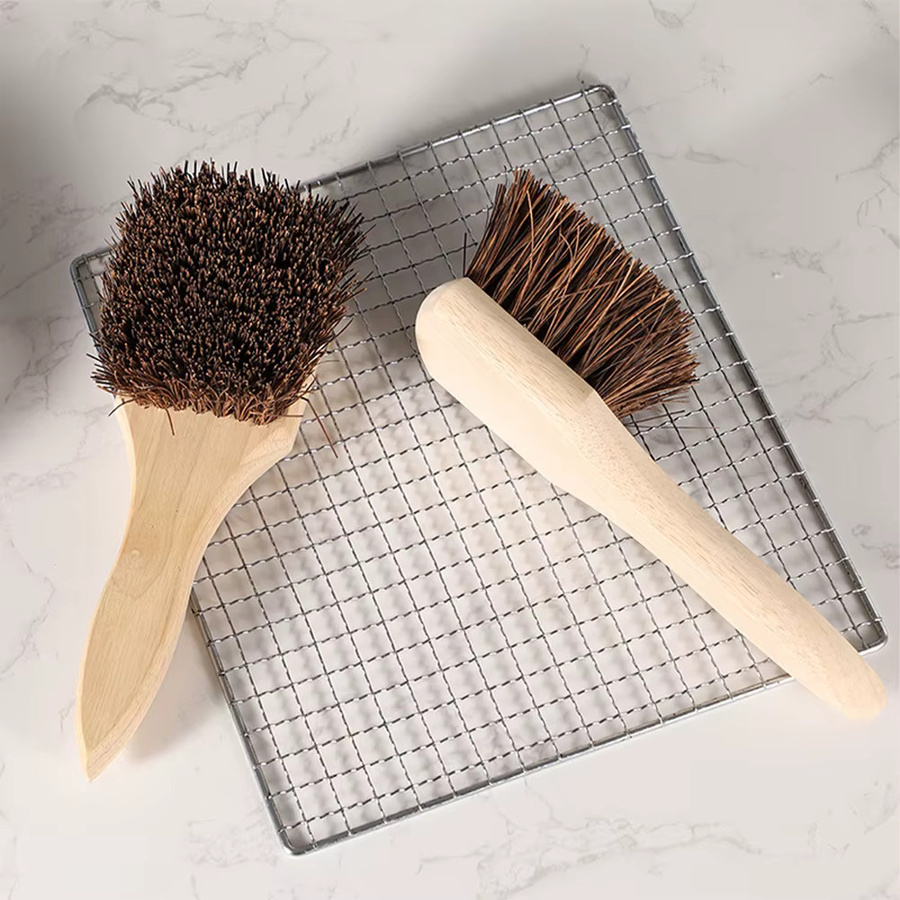 Minimalistische Grillbürste mit Massivholzgriff in Braun zum Entfernen von Fett und Rückständen - Bild 2
