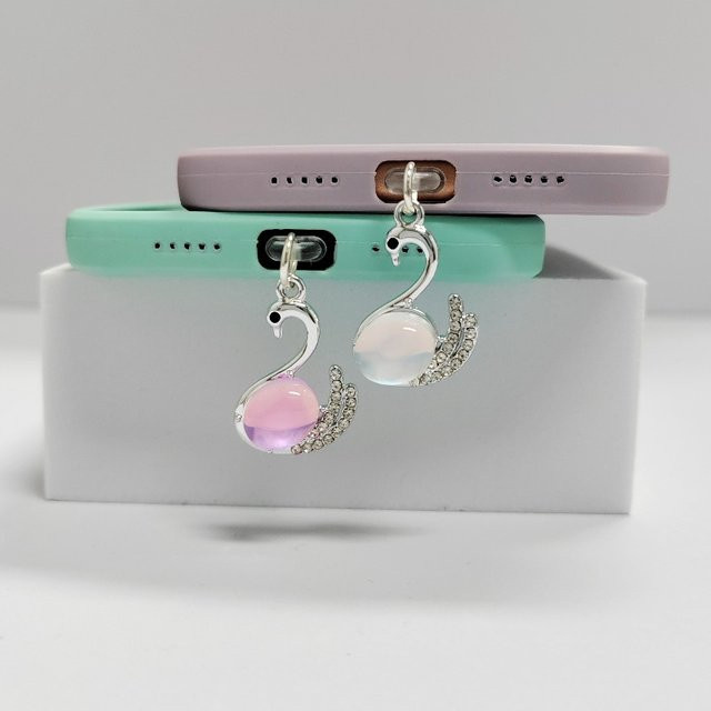 Eleganter Schwan Staubschutzstecker für Xiaomi und iPhone mit USB-C Anschluss in Lila - Bild 1