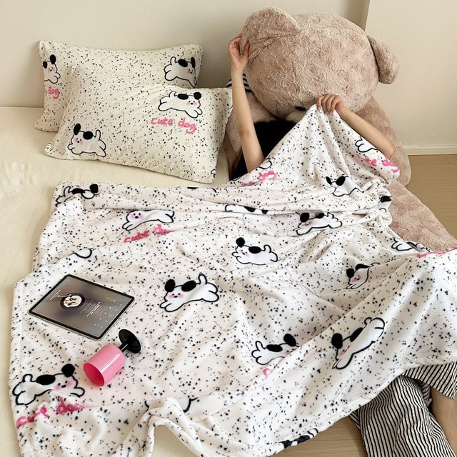 VIKAMA Fleece-Sofadecke mit niedlichem Cartoon-Mädchen-Motiv in Weiß für Wohnheim und Büro - Bild 1