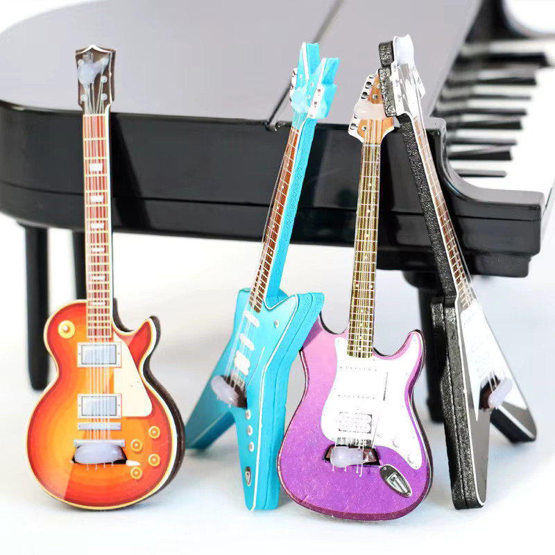 Mitty Puppenhaus-Zubehör, Mini-Gitarre, Lila, Kunststoff - Bild 1