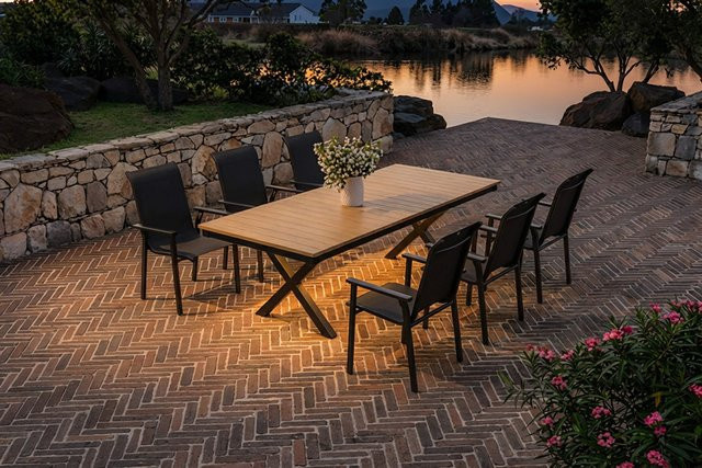 Kettler BasicPlus Pro Garten-Essgruppe mit LED-Beleuchtung in Anthrazit, Tisch und 6 Stapelstühle aus Aluminium und Holzimitat - Bild 1