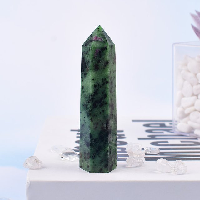 RYCRYSTAL Natürlicher Epidot Kristall Obelisk in Grün, Polierter Sechseckiger Kristallpunkt als Heilstein und Chakra Dekoration für dein Zuhause, Höhe: 5 bis 8 cm - Bild 1