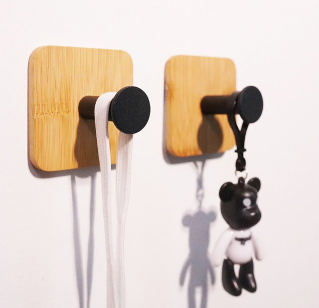 Selbstklebende Wandhaken aus Holz für Küche und Bad als Organizer für Schlüssel, Handtücher und Kleidung in Schwarz oder Braun - Bild 1