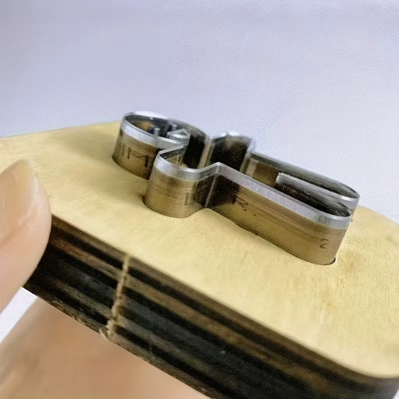 Handgefertigte DIY-Prägeform mit Lebkuchenmann aus Metall in Mehrfarbig für Lederarbeiten - Bild 3
