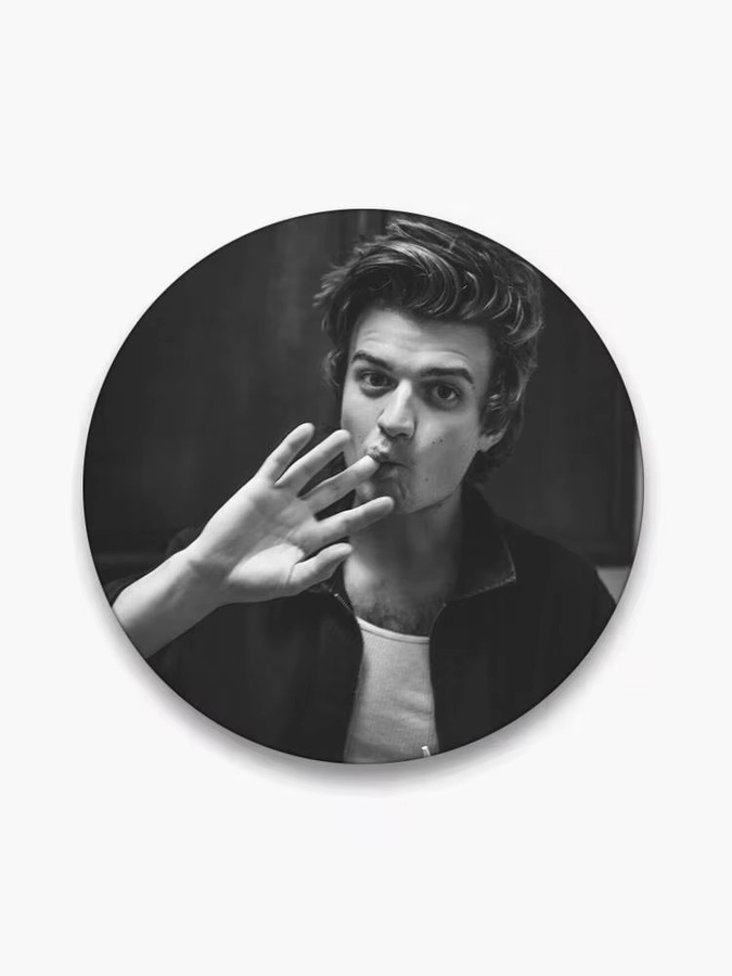 Brosche Actor Joe Cool Keery, Emaille-Pin, Metall, rund, multicolour - Bild 7