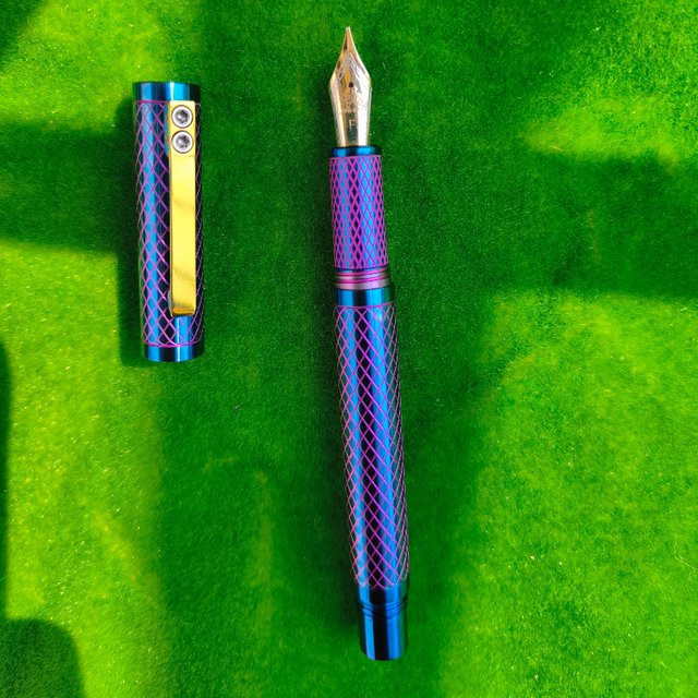 BALAOYE Füllfederhalter aus Titanlegierung in Lila mit goldener Fischschuppen-Feder und 1,0 mm Spitze für Kalligrafie - Bild 1