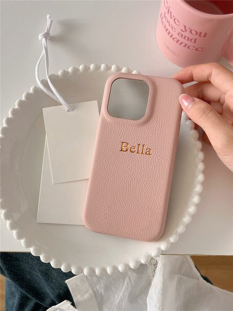 Personalisierte iPhone Hülle aus Litschi-Leder mit individuellen Initialen von casebox für iPhone 12, 13, 14, 15 und 16 Pro Max in Pink oder Silver - Bild 1