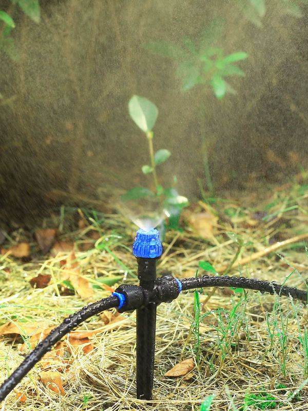 10 Stück Mikro-Tropfbewässerungssystem mit 360 Grad Zerstäuber und 1/4 Zoll Schnellanschluss für Garten und Blumen inklusive Halterung - Bild 4