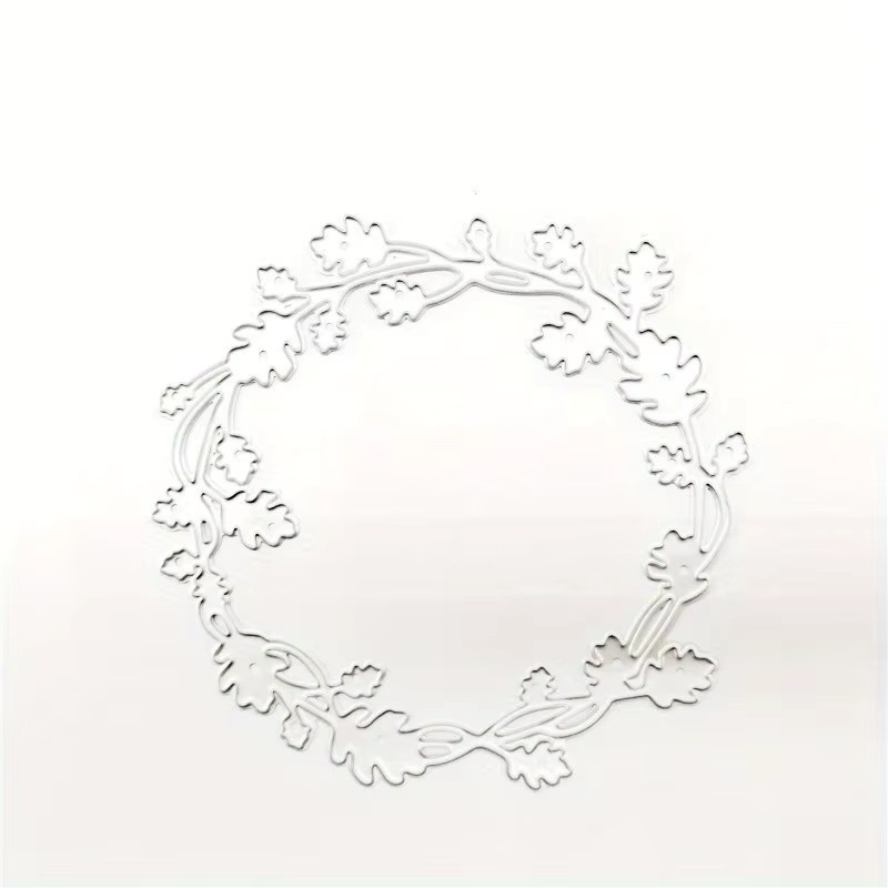 Silberne Metall-Stanzform in Kranzform für Papier und Bastelarbeiten - Bild 3