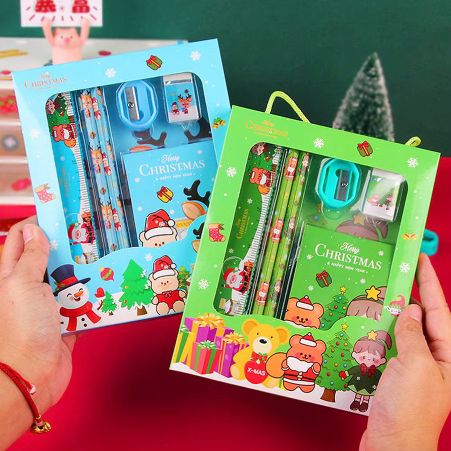 Weihnachten Schreibwaren Set mit Bleistiften, Spitzern und Radiergummis in Grün und Multicolour, 6-teiliges Kawaii Schulset für Kinder - Bild 1
