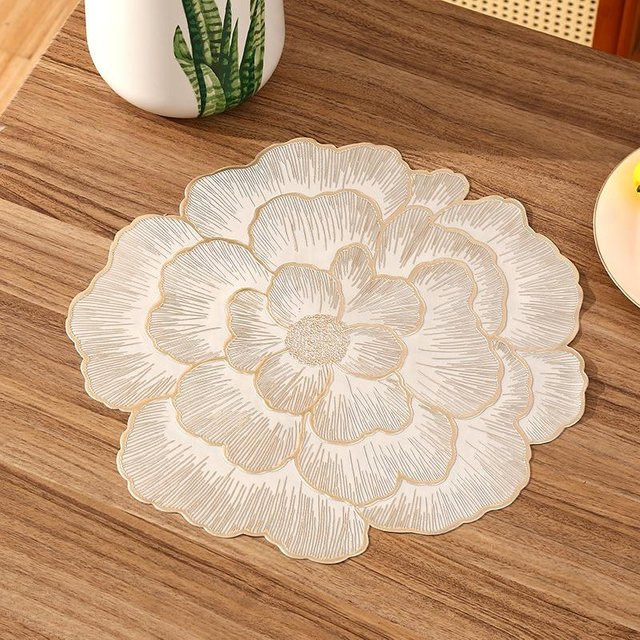Rundes Tischset von The Red Sun mit Blumenmuster aus PVC in Gold und Weiß, abwischbar und hitzebeständig, Durchmesser: 38 cm - Bild 1