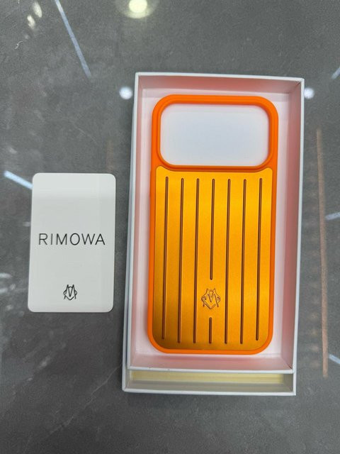 RIMOWA Handyhülle für iPhone 17 Pro Max, iPhone 16 Pro Max, iPhone 15, iPhone 14 und iPhone 14 Pro Max in Orange - Bild 1