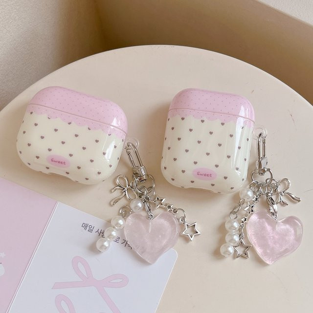 Stoßfeste Schutzhülle für Apple AirPods (1, 2, 3, 4, Pro 2, Pro 3) in Rosa mit Herz-Spitze und Polka Dot Design sowie Anhänger - Bild 1