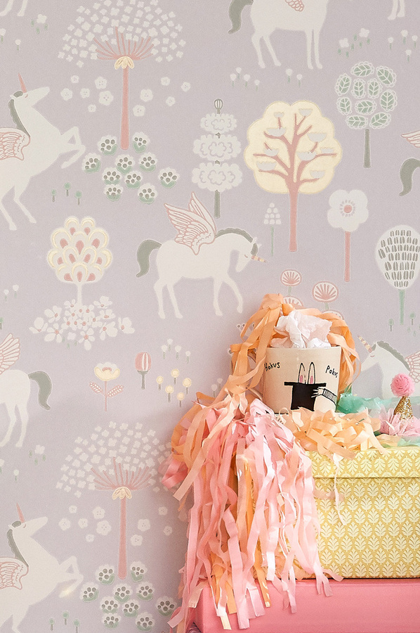 Majvillan Tapete True Unicorns in Lila für das Kinderzimmer, Vlies-Tapete mit Tiermotiv im skandinavischen Design - Bild 1