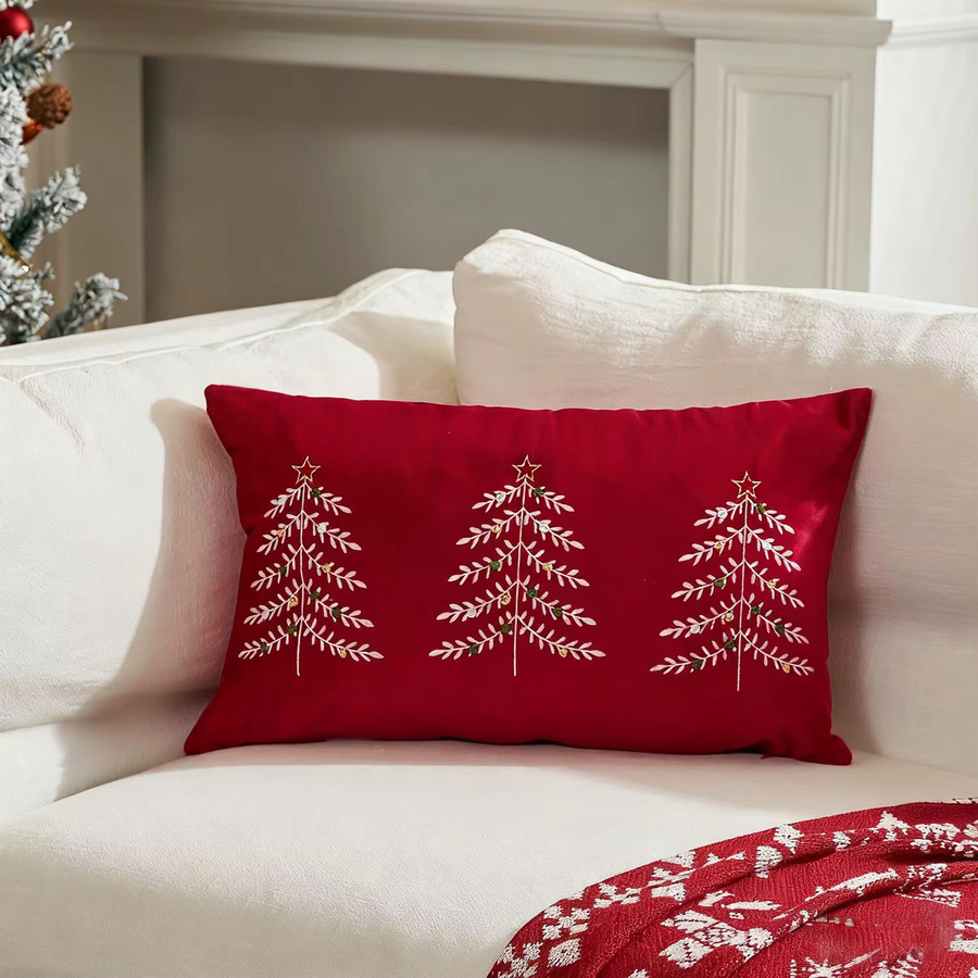 Bestickter Kissenbezug mit Weihnachtsbaum Motiv von inyahome in Weiß, B/H: 30 x 50 cm - Bild 2