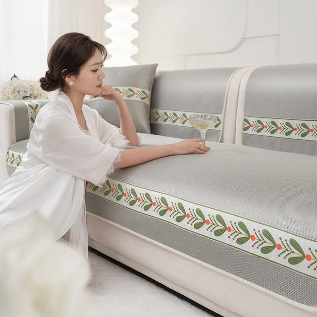Sommerliches Sofakissen aus Eis-Seide mit Blatt-Jacquard-Muster in Grau, B/B: 70 x 70 cm - Bild 1