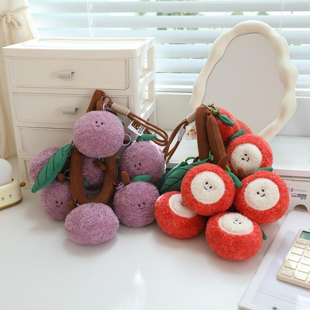Yiran Health & Beauty Kawaii Früchte Plüschanhänger in Bunt, abnehmbare weiche Stofftiere als Traube, Litschi oder Tomate zur kreativen Dekoration - Bild 1