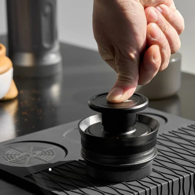 IKAPE Espresso-Tamper Set mit magnetischem Dosiertrichter in Schwarz aus Edelstahl für die Kapo K2 tragbare Kaffeemaschine (51/58 mm) - Bild 1