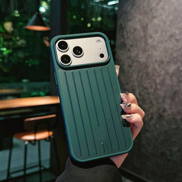 Rimowa Gepäck Stil Handyhülle für iPhone 17 Pro Max 16 15 14 13 aus Aluminium-Magnesium-Legierung mit 3D Wellenstreifen Design in Grün - Bild 1