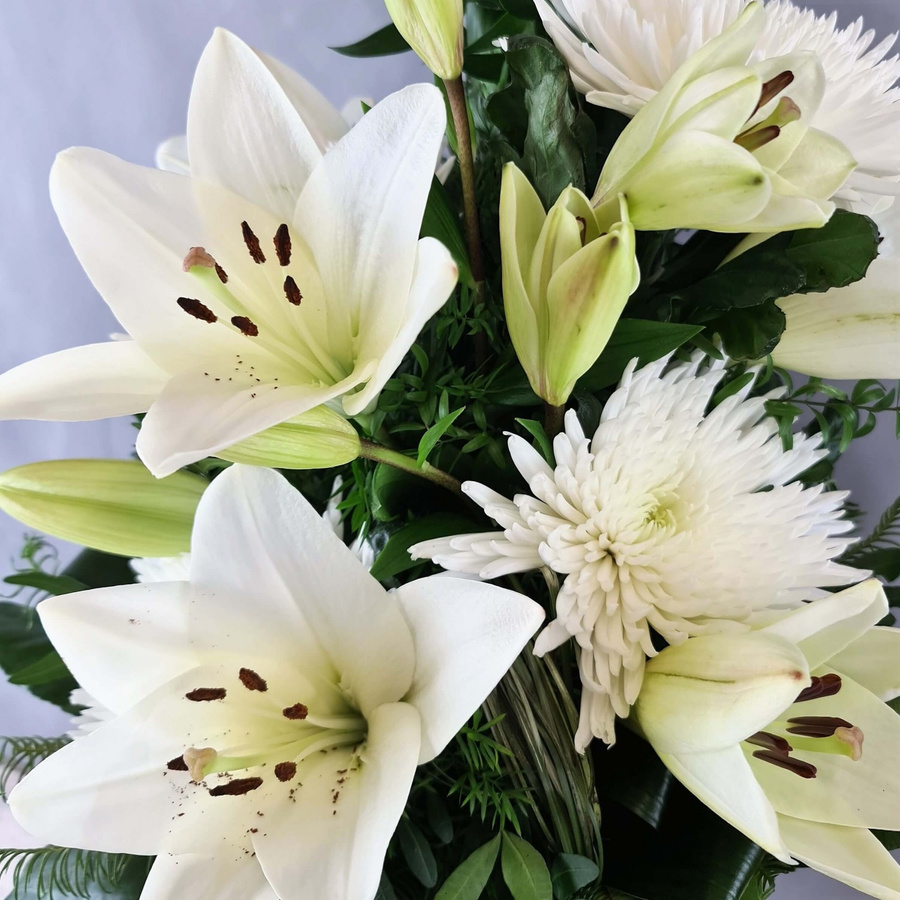 Blumenstrauß Trauer weiß Lilien Chrysanthemen Mixed Greenery - Bild 2
