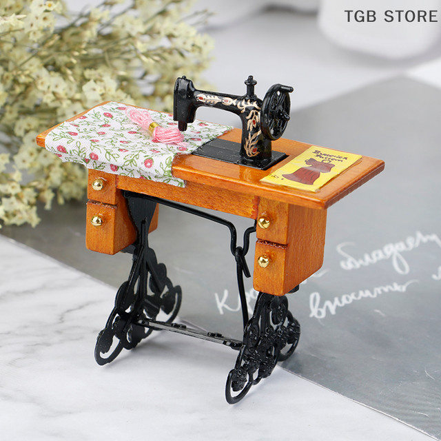 DIAPER&CORED Vintage Miniatur-Nähmaschine, Holz, Bunt / Mehrfarbig, Maßstab 1:12 - Bild 1