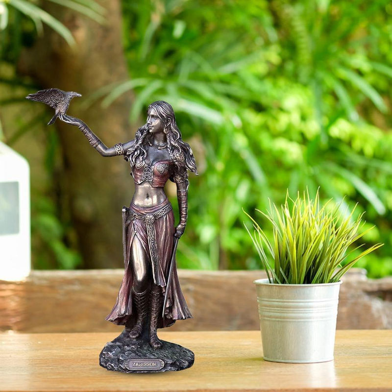 MOONBIFFY Harzstatue Morrigan die keltische Göttin mit Krähe und Schwert in Bronze-Finish, Höhe: 15 cm - Bild 2