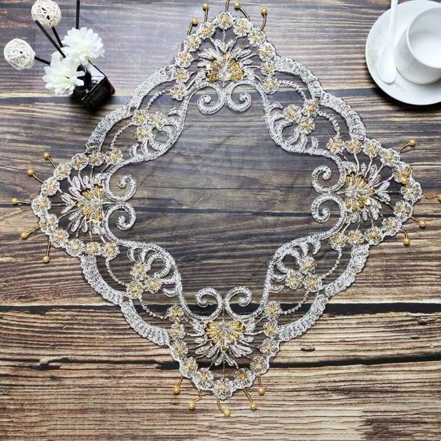 Handgefertigtes quadratisches Tischset von Yiran Furniture mit floraler Perlenstickerei aus Baumwolle, Farbe: Weiß, Breite: 40 cm - Bild 1
