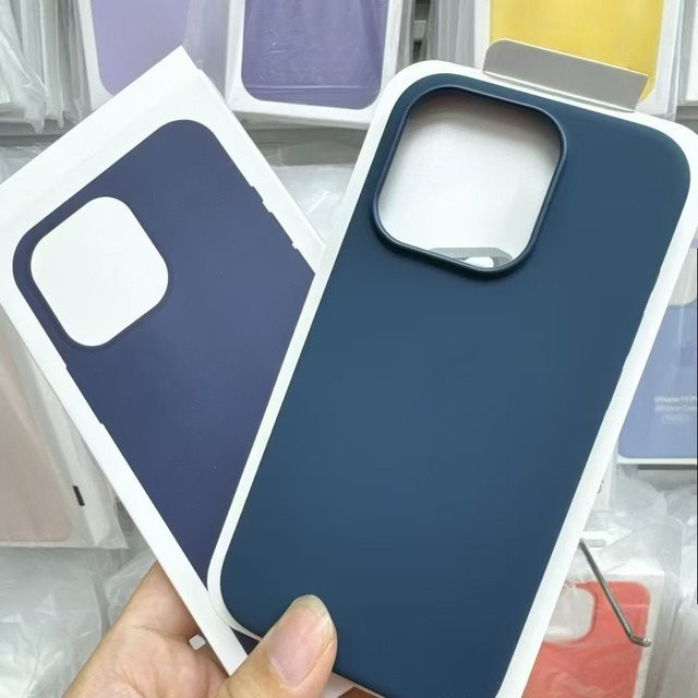 Apple MagSafe Flüssigsilikonhülle für iPhone 15 Pro Max, iPhone 15 Pro und iPhone 15 Plus in Rot oder Blau - Bild 1
