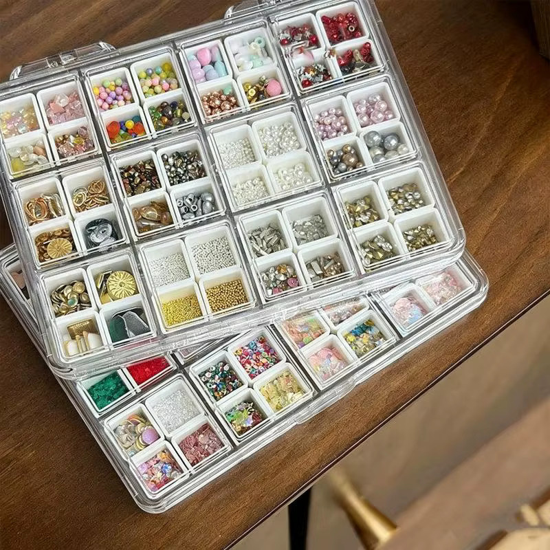 Transparente 48-teilige Nagelzubehör-Aufbewahrungsbox aus Kunststoff mit Mini-Fächern als Schmuck- und Ohrring-Organizer - Bild 2
