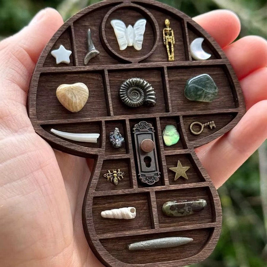 Mehrfarbiges Miniatur-Schmuckregal aus Holz mit geometrischen Motiven wie Mond, Pilz, Herz und Stern für dein Puppenhaus - Bild 4