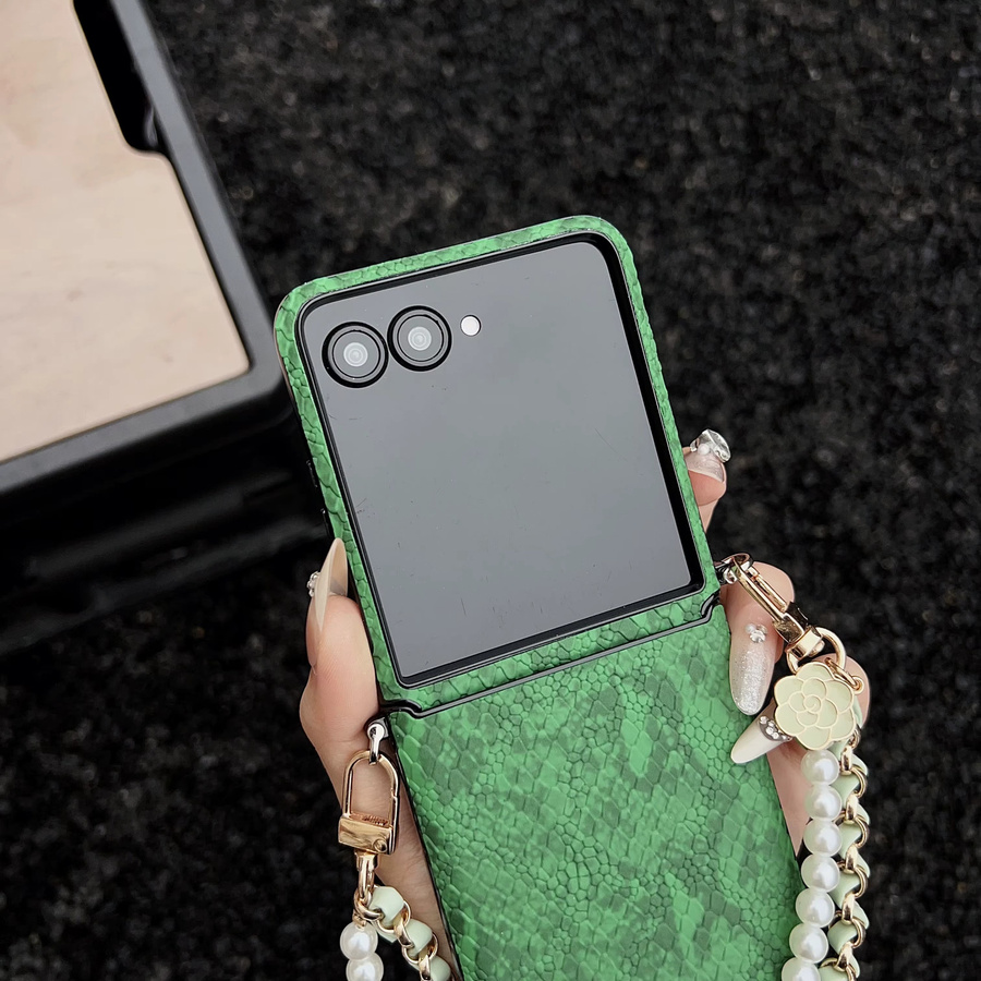Luxus Schutzhülle im Schlangenhaut-Design mit Perlenkette für Samsung Galaxy Z Flip 4, Z Flip 5, Z Flip 6 und Z Flip 7 aus PU-Leder - Bild 1