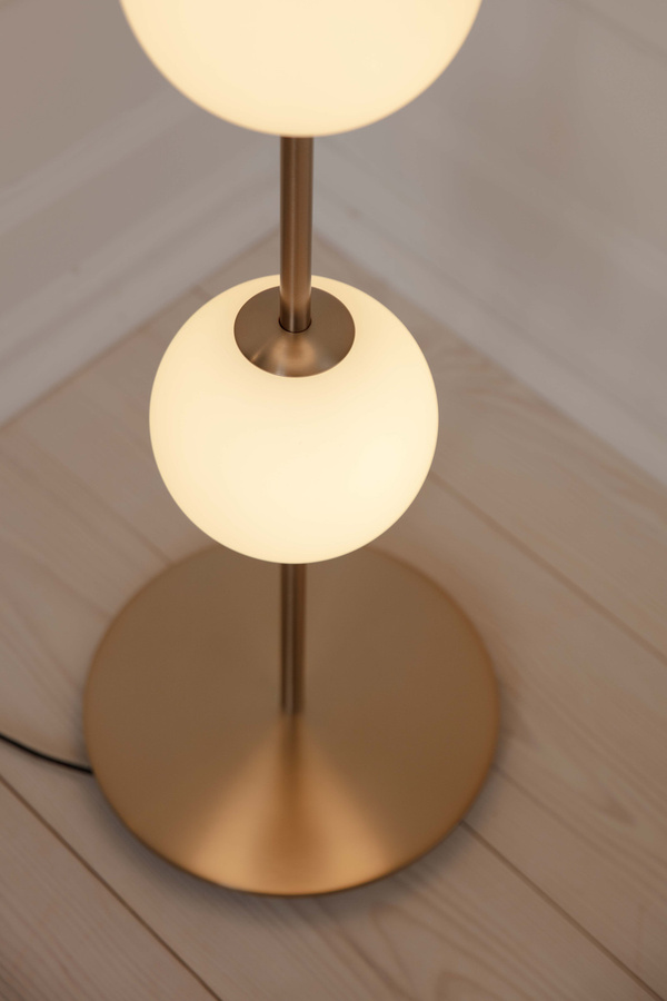 Umage Audrey Stehleuchte in Messing und Opalglas mit dimmbarer kugelförmiger Leuchte in Gold/Weiß - Bild 2