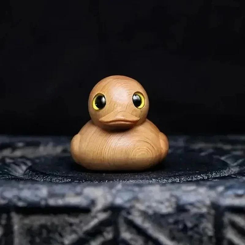 Handgefertigte Holzstatue der Mittelfinger-Ente von Yiran Furniture in Gelb als dekorative Mini-Ente für deinen Schreibtisch oder Garten - Bild 1