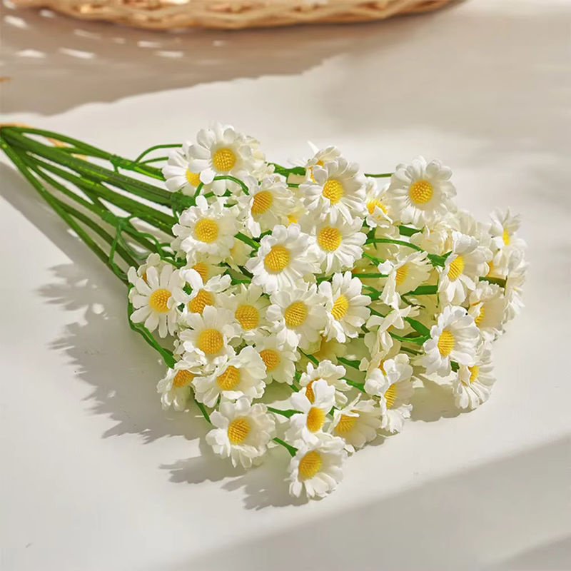 60 Stück künstliche Gänseblümchen in Weiß und Gelb als Blumenstrauß für deine Tischdekoration, Hochzeit oder den Valentinstag - Bild 3