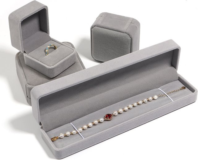 Graue Schmuckbox aus Samt zur Aufbewahrung und Präsentation von Halsketten, Armbändern, Ohrringen und Ringen - Bild 1