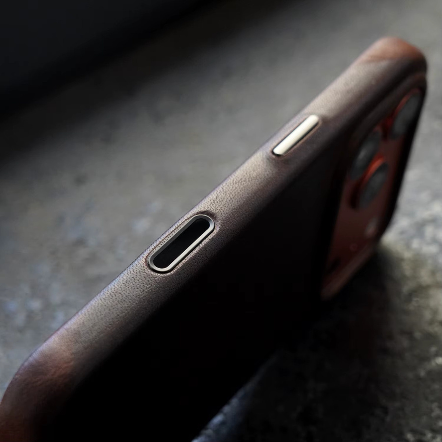 YMW Horween Dublin Echtleder-Hülle für iPhone 17 Pro und iPhone 17 Pro Max aus pflanzlich gegerbtem Rindsleder in Schwarz und Braun - Bild 2