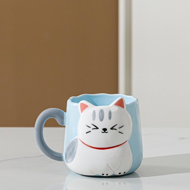 Handbemalte Keramiktasse mit Reliefkatze von Yiran Furniture in Blau, 450 ml - Bild 1
