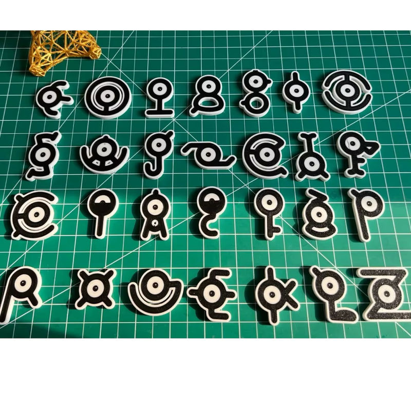 Pokemon Unown Figur Modell aus Kunststoff in Gold und Silber für deinen Desktop oder Kühlschrank - Bild 2
